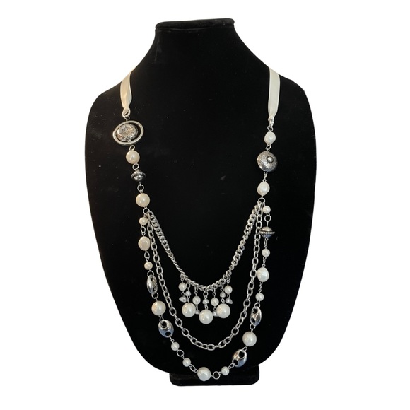 Paparazzi earring and necklace set.